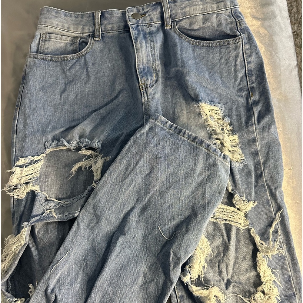 Baggy lightwashed ripped jeans.